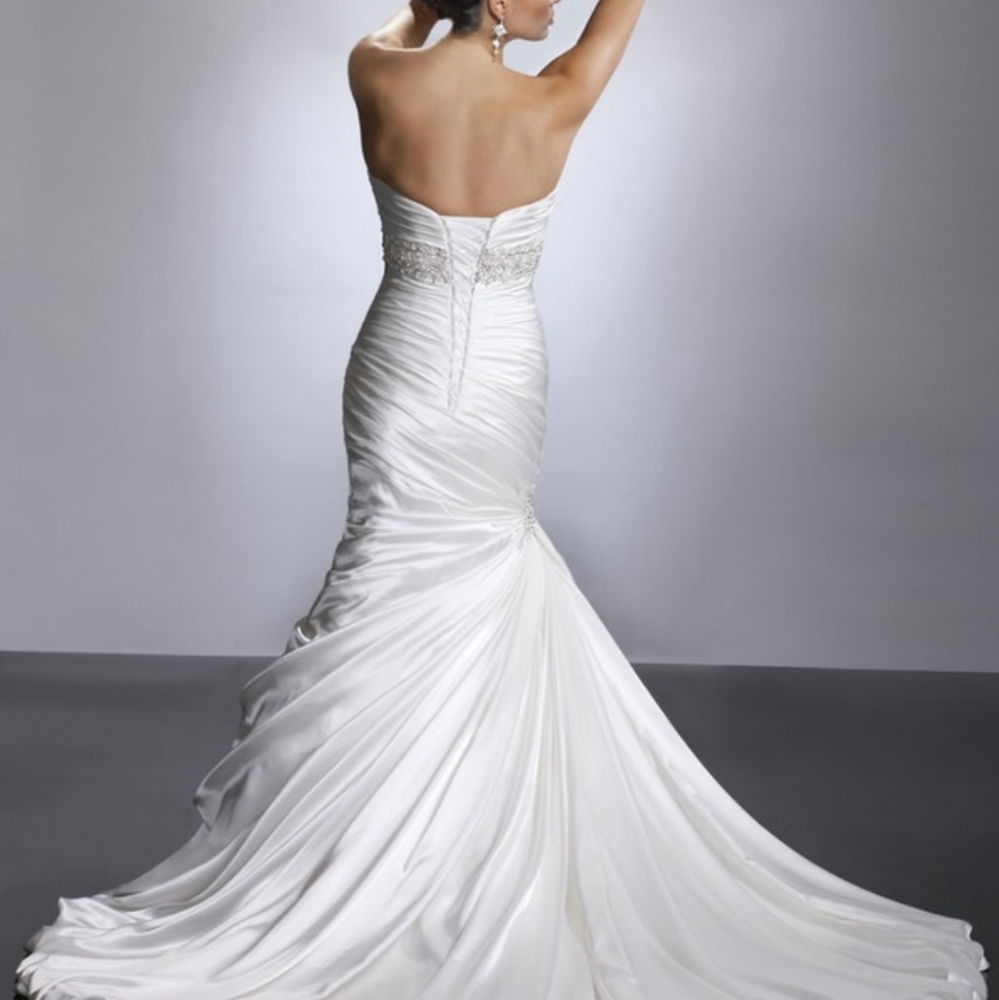 Stunning Sottero and Midgley Wedding Gown - Picture 4 of 5